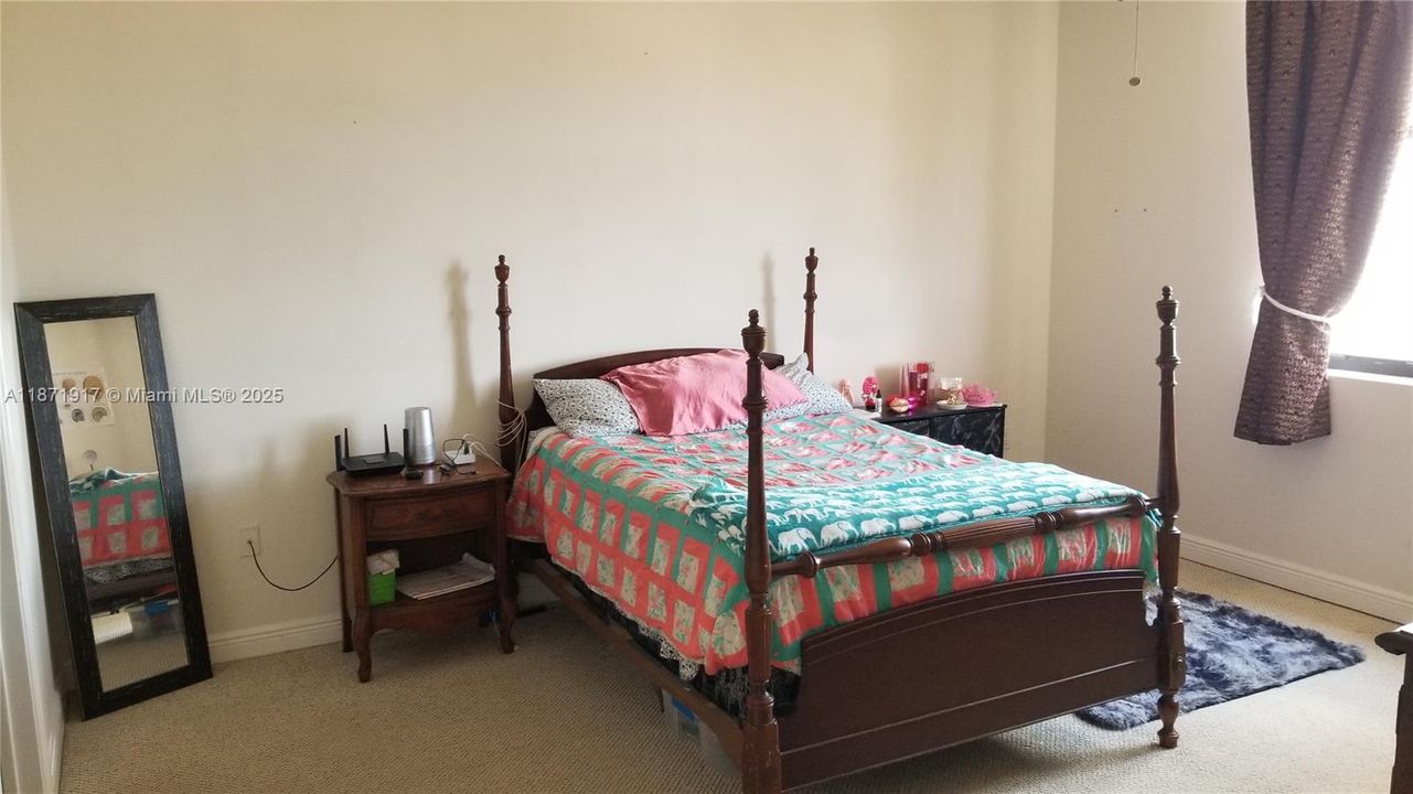 Под контрактом: $329,900 (1 спален, 1 ванн, 728 Квадратных фут)