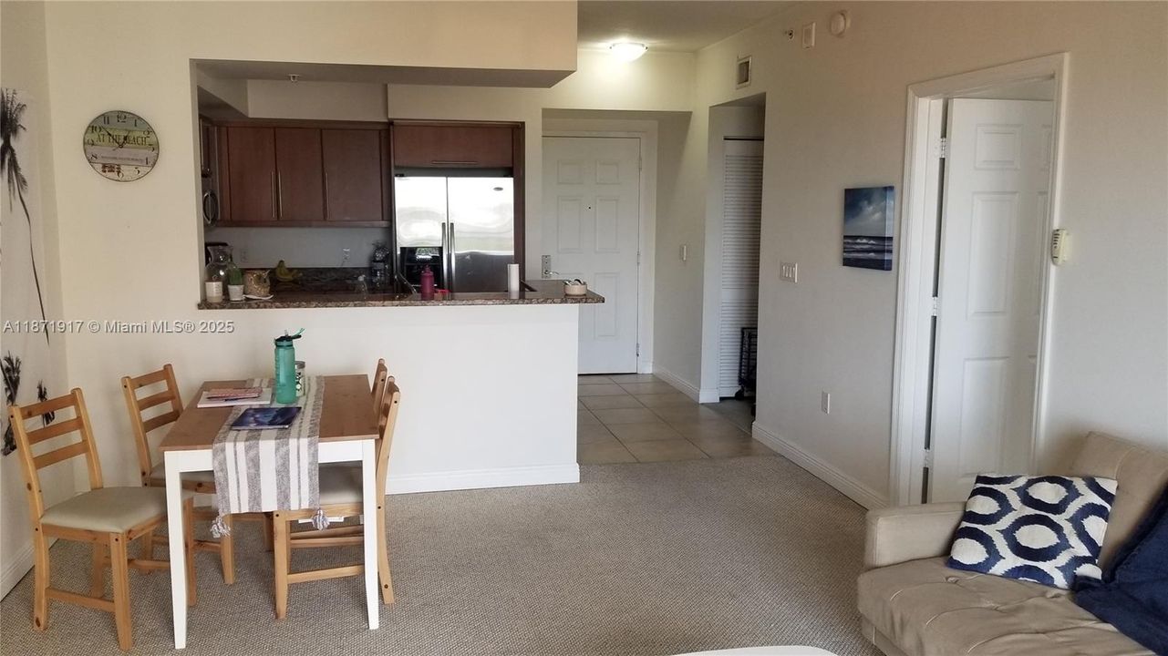 Под контрактом: $329,900 (1 спален, 1 ванн, 728 Квадратных фут)