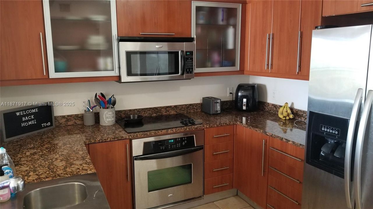 Под контрактом: $329,900 (1 спален, 1 ванн, 728 Квадратных фут)