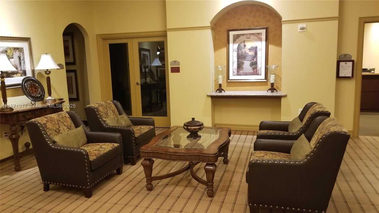 Под контрактом: $329,900 (1 спален, 1 ванн, 728 Квадратных фут)