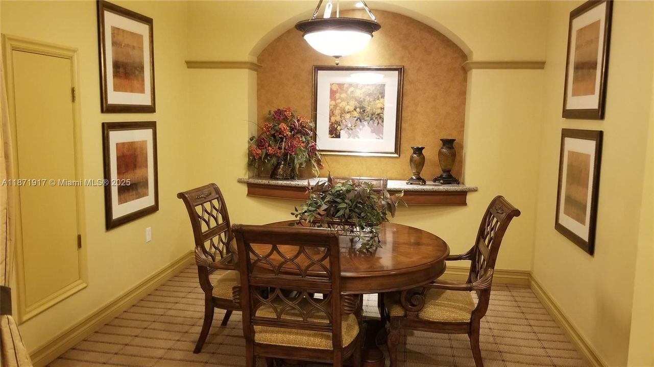 Под контрактом: $329,900 (1 спален, 1 ванн, 728 Квадратных фут)