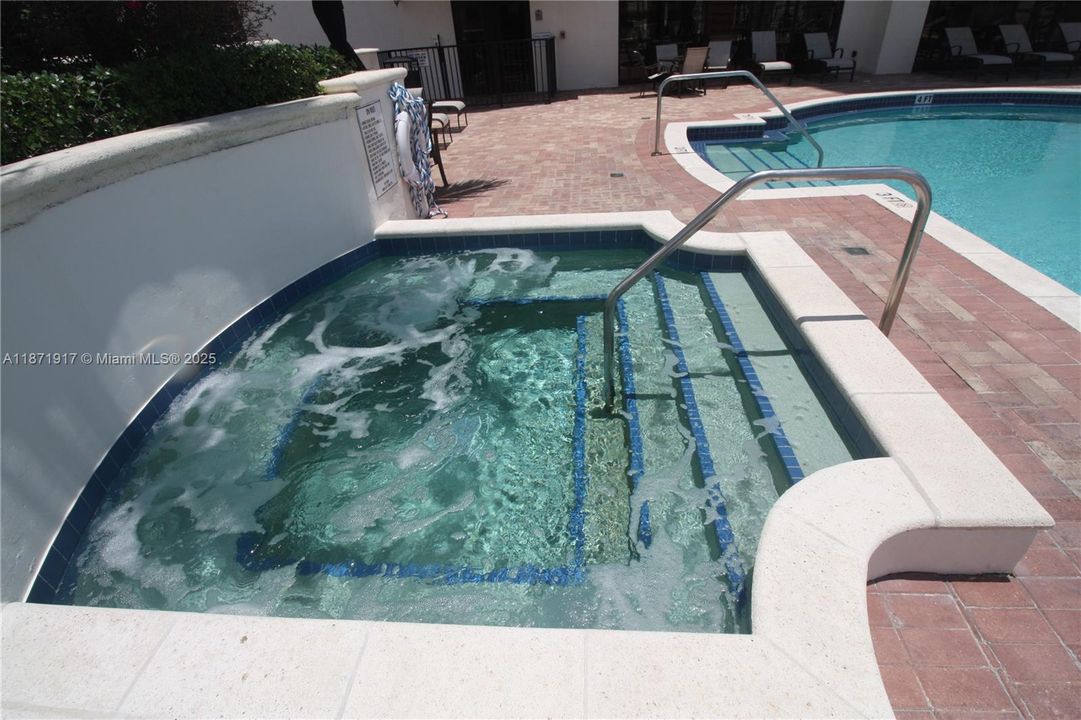 Под контрактом: $329,900 (1 спален, 1 ванн, 728 Квадратных фут)