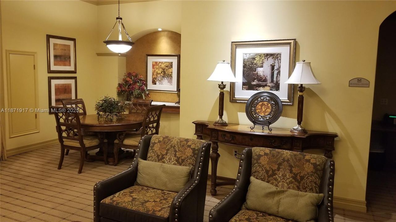 Под контрактом: $329,900 (1 спален, 1 ванн, 728 Квадратных фут)