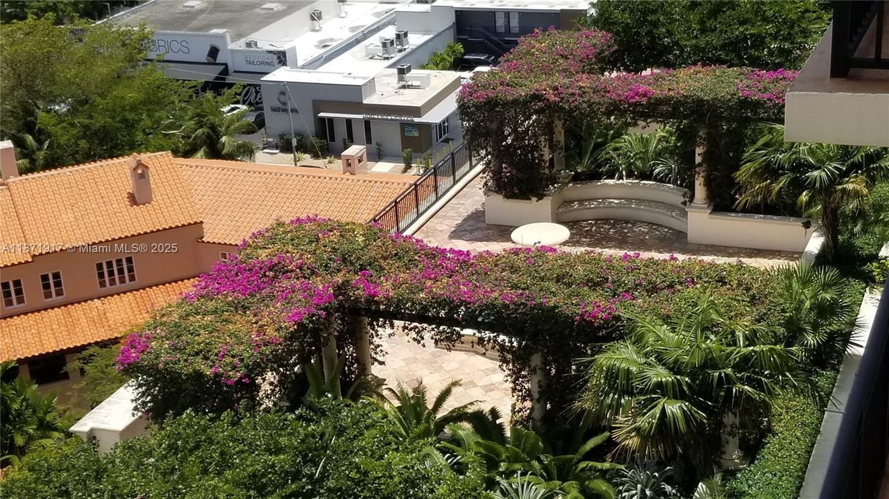 Под контрактом: $329,900 (1 спален, 1 ванн, 728 Квадратных фут)