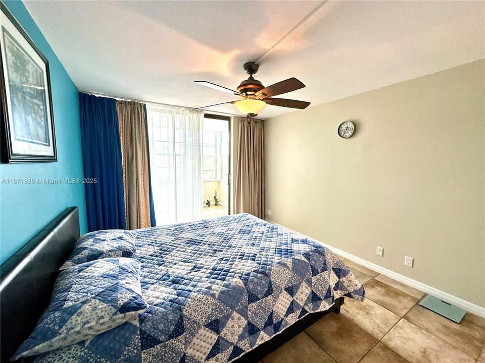 For Sale: $158,000 (1 beds, 1 baths, 780 Square Feet)