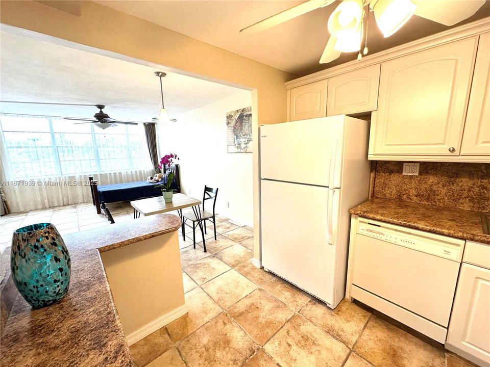 For Sale: $158,000 (1 beds, 1 baths, 780 Square Feet)