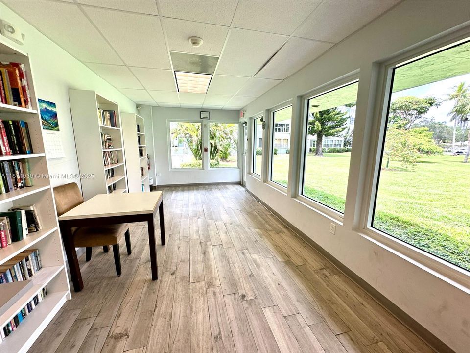 For Sale: $158,000 (1 beds, 1 baths, 780 Square Feet)