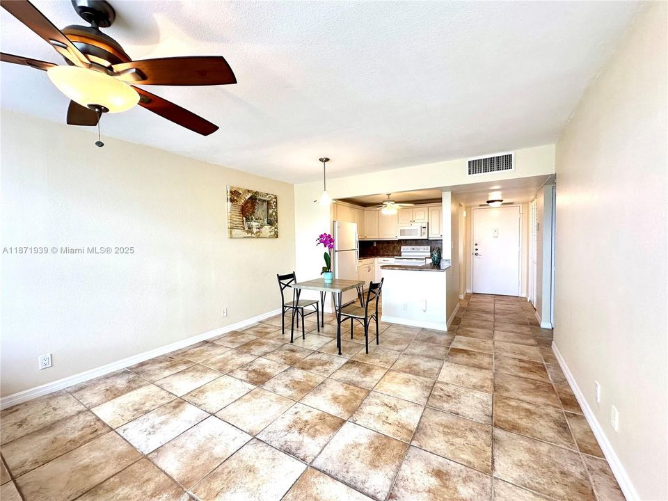 For Sale: $158,000 (1 beds, 1 baths, 780 Square Feet)