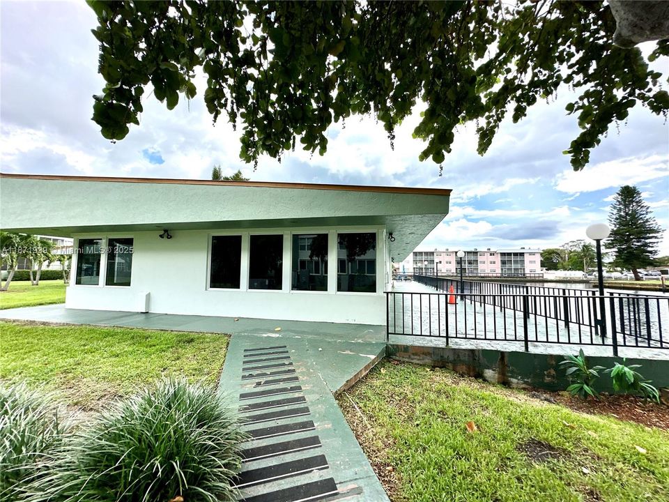 For Sale: $158,000 (1 beds, 1 baths, 780 Square Feet)