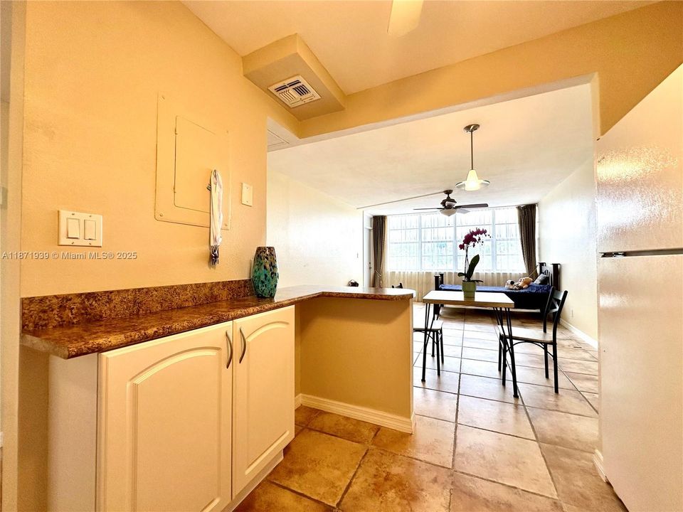 For Sale: $158,000 (1 beds, 1 baths, 780 Square Feet)