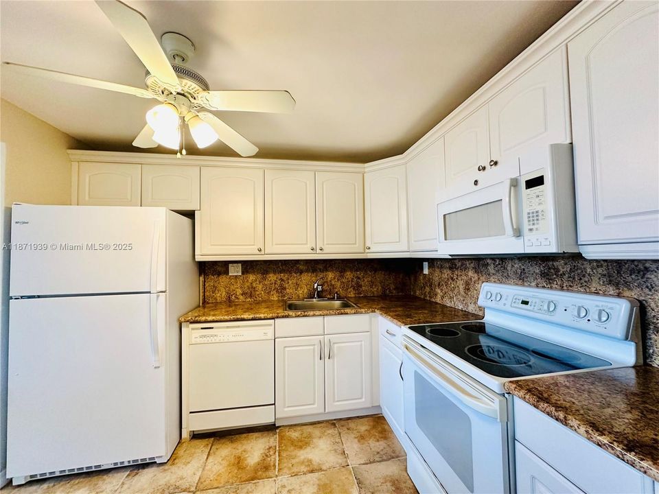 For Sale: $158,000 (1 beds, 1 baths, 780 Square Feet)