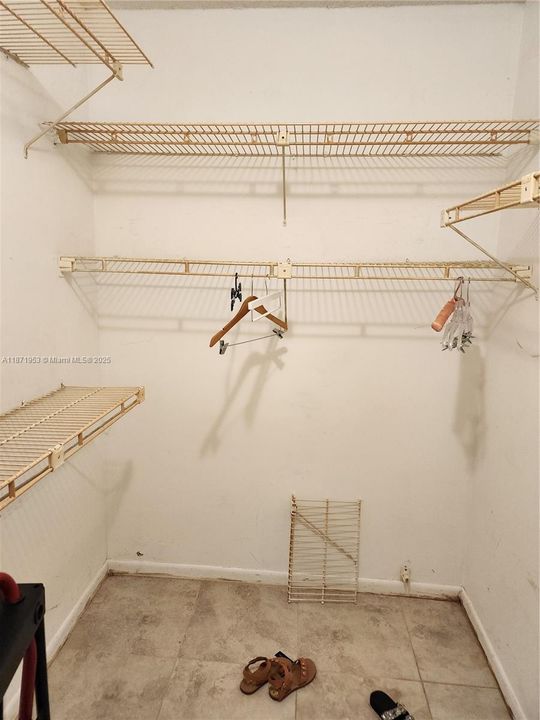 For Sale: $99,000 (2 beds, 2 baths, 880 Square Feet)