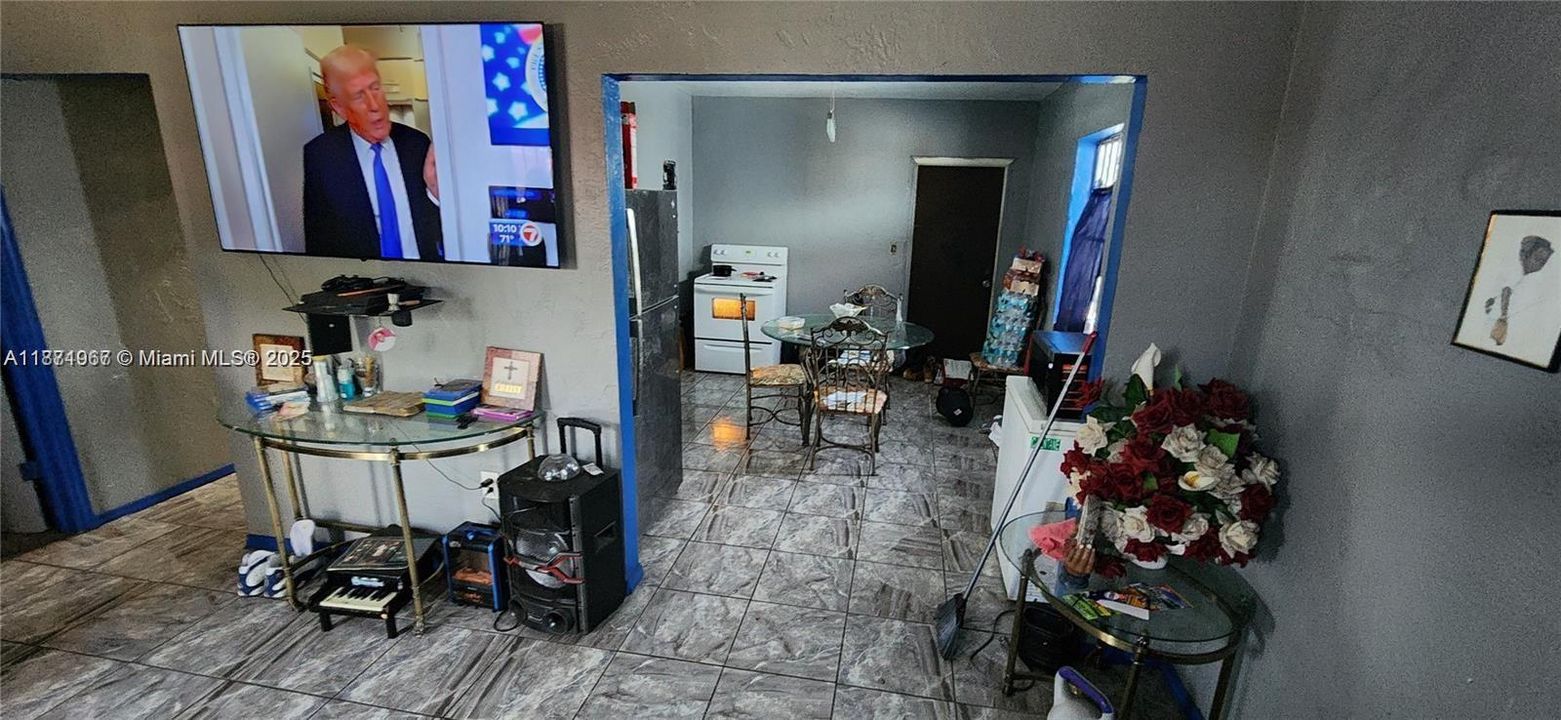 合同活跃: $260,000 (2 贝兹, 1 浴室, 860 平方英尺)