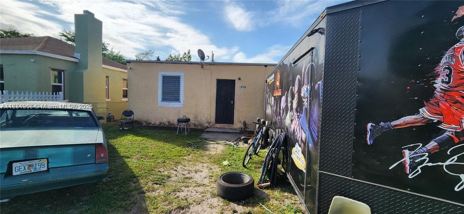 合同活跃: $260,000 (2 贝兹, 1 浴室, 860 平方英尺)