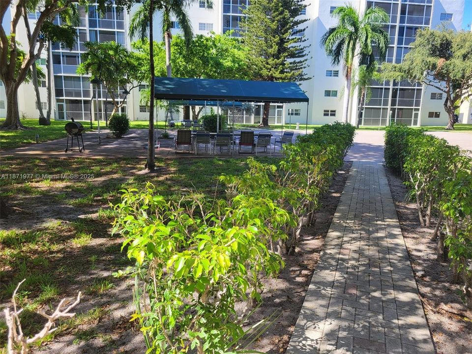 Active With Contract: $139,900 (1 beds, 1 baths, 730 Square Feet)