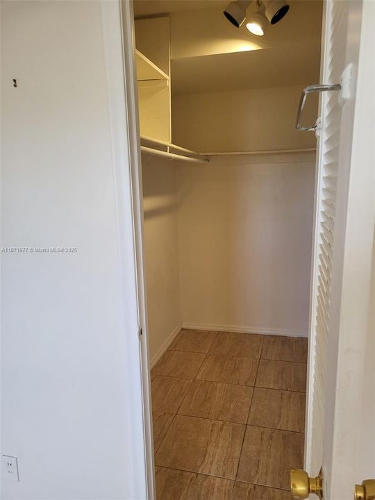 Active With Contract: $139,900 (1 beds, 1 baths, 730 Square Feet)