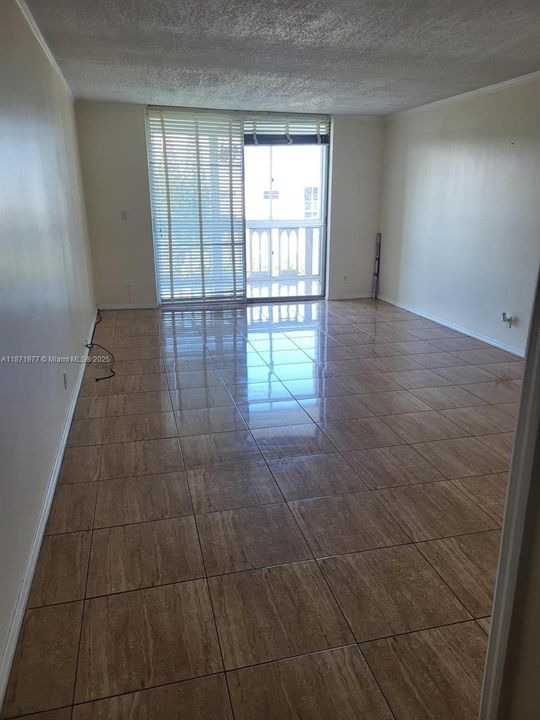 Active With Contract: $139,900 (1 beds, 1 baths, 730 Square Feet)