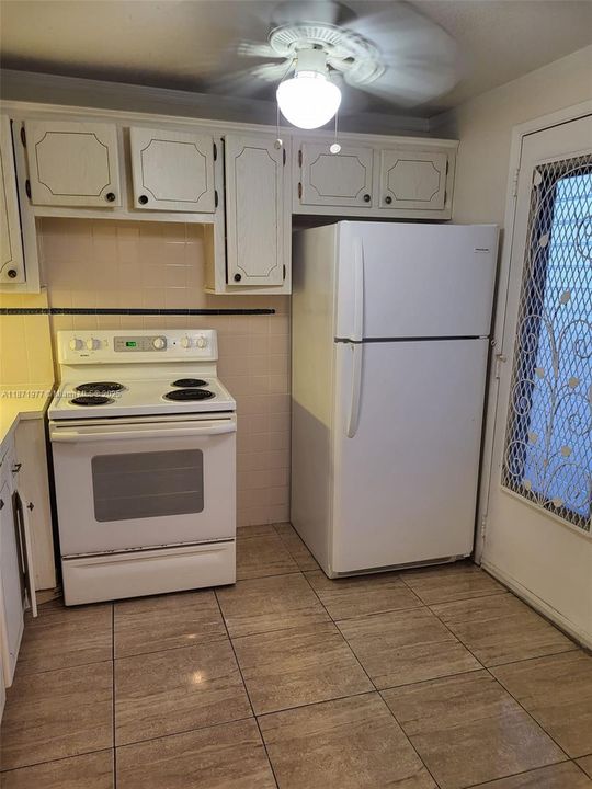 Active With Contract: $139,900 (1 beds, 1 baths, 730 Square Feet)