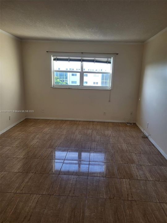 Active With Contract: $139,900 (1 beds, 1 baths, 730 Square Feet)