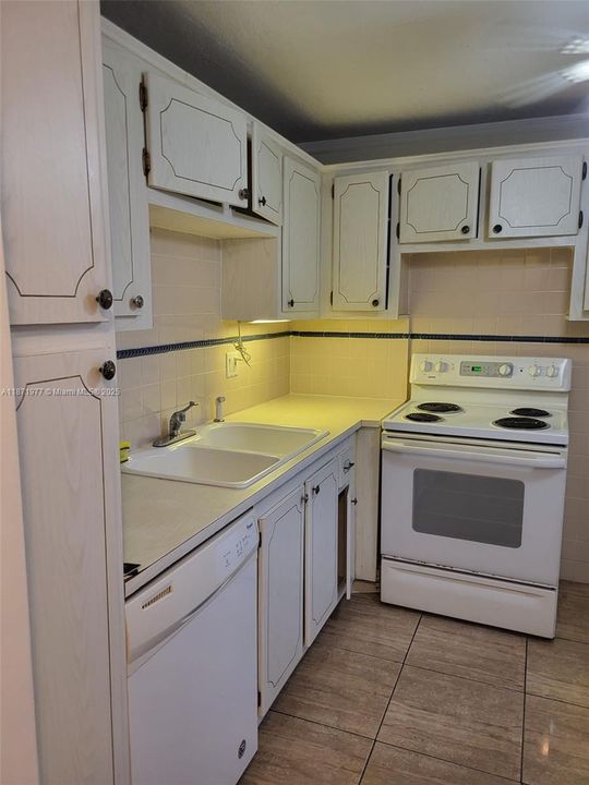 Active With Contract: $139,900 (1 beds, 1 baths, 730 Square Feet)
