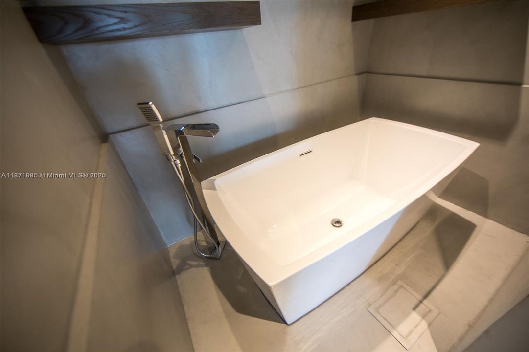 Active With Contract: $1,795,000 (3 beds, 2 baths, 1499 Square Feet)