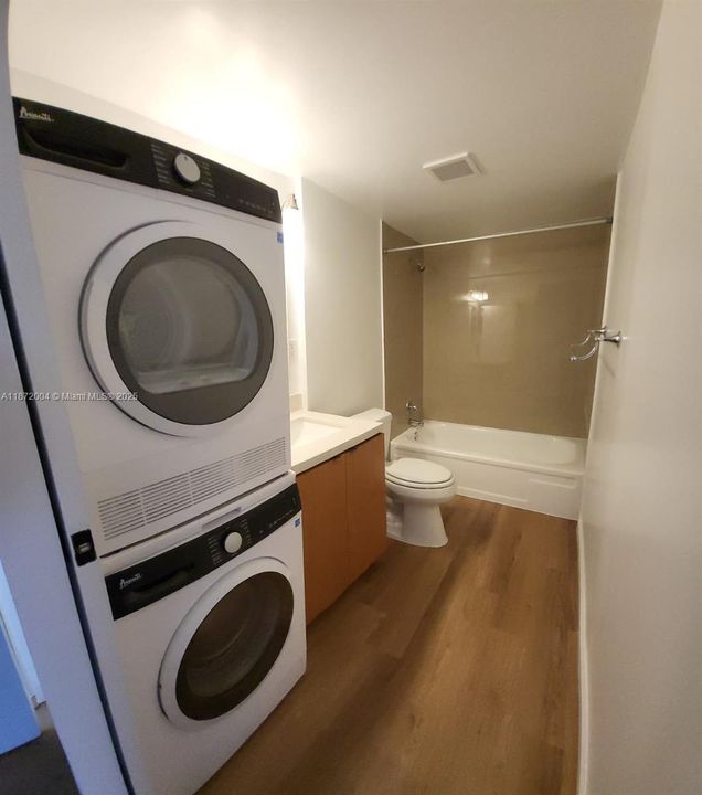 合同活跃: $2,000 (2 贝兹, 2 浴室, 1290 平方英尺)