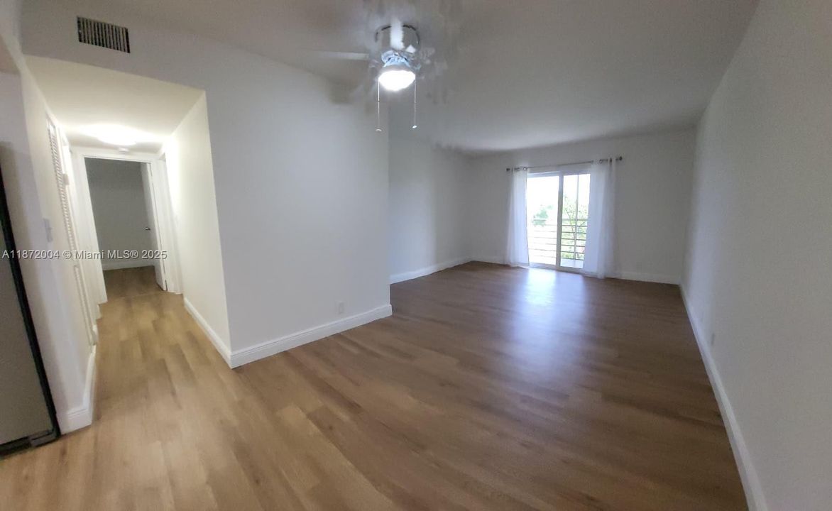 合同活跃: $2,000 (2 贝兹, 2 浴室, 1290 平方英尺)