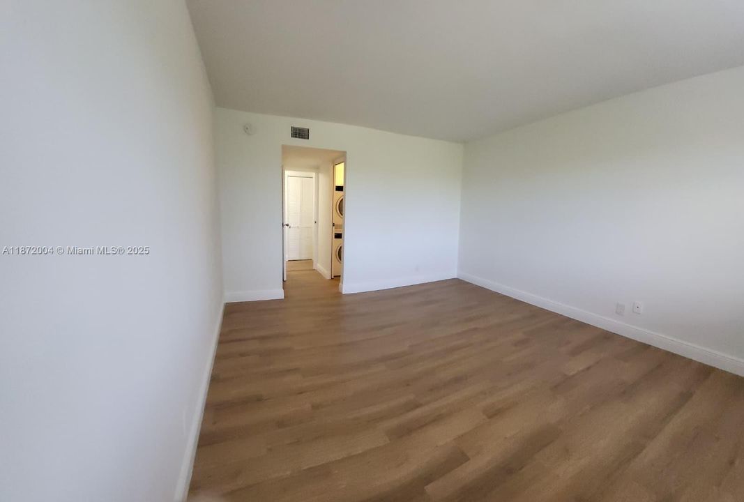 合同活跃: $2,000 (2 贝兹, 2 浴室, 1290 平方英尺)