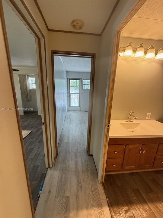 For Sale: $149,900 (2 beds, 1 baths, 960 Square Feet)