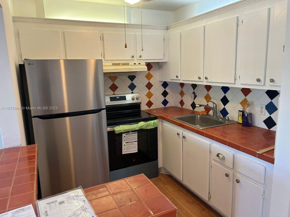 待售: $89,000 (1 贝兹, 1 浴室, 700 平方英尺)