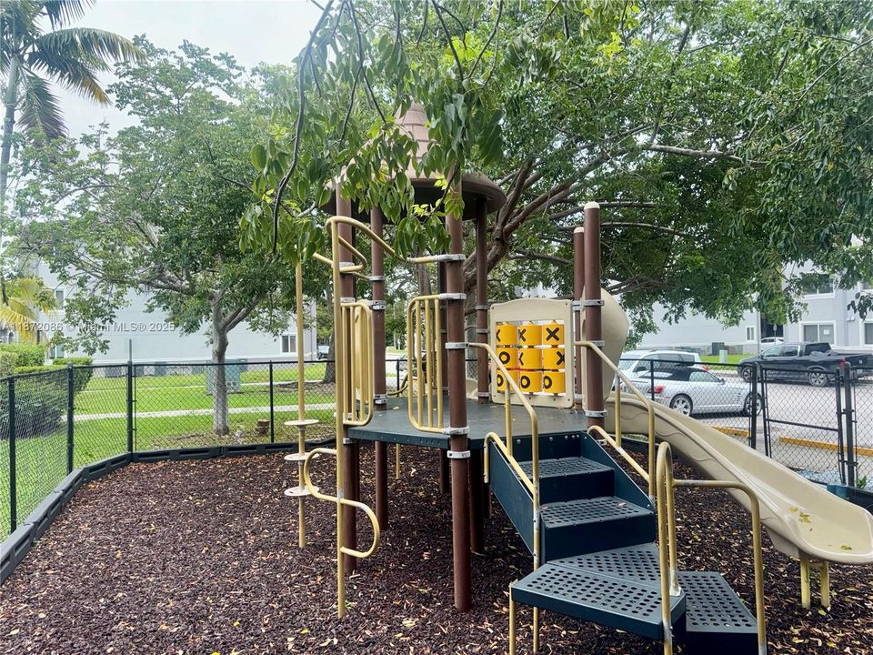 For Sale: $230,000 (3 beds, 2 baths, 1126 Square Feet)