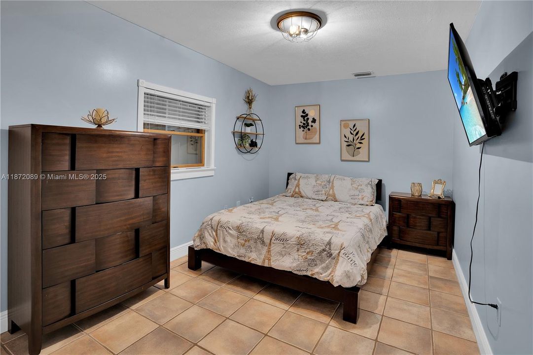 For Sale: $1,177,000 (6 beds, 3 baths, 2959 Square Feet)