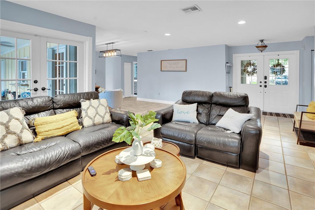 For Sale: $1,177,000 (6 beds, 3 baths, 2959 Square Feet)