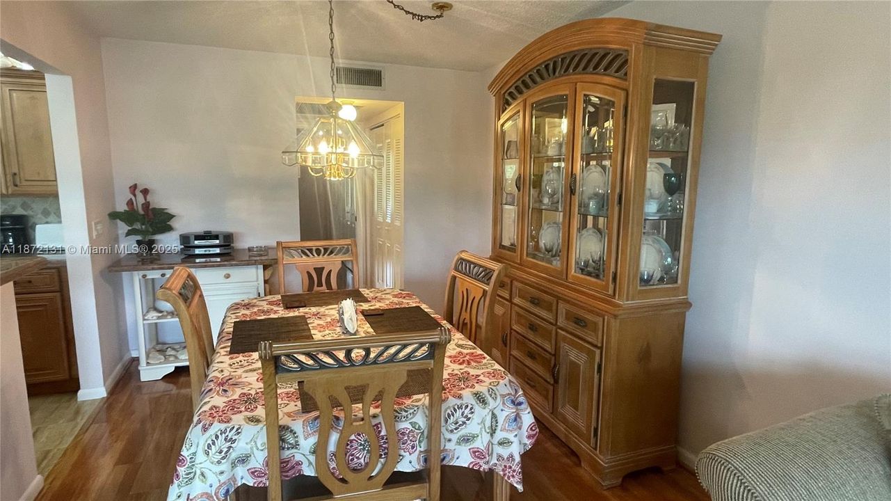 На продажу: $115,000 (1 спален, 1 ванн, 719 Квадратных фут)