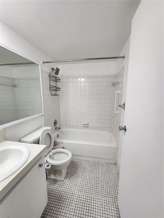 Active With Contract: $1,850 (2 beds, 2 baths, 1068 Square Feet)