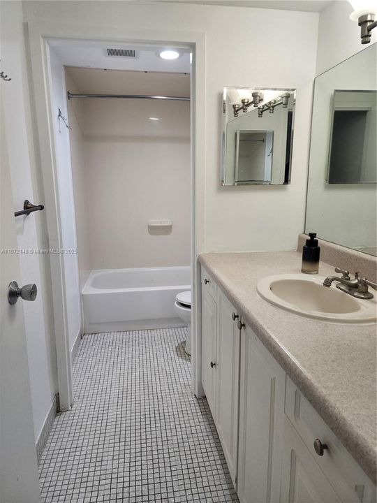 Active With Contract: $1,850 (2 beds, 2 baths, 1068 Square Feet)