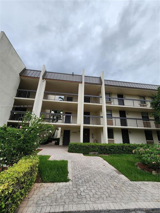 Active With Contract: $1,850 (2 beds, 2 baths, 1068 Square Feet)
