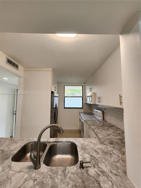 Active With Contract: $1,850 (2 beds, 2 baths, 1068 Square Feet)