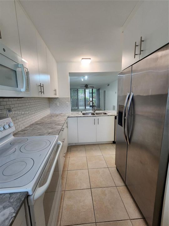 Active With Contract: $1,850 (2 beds, 2 baths, 1068 Square Feet)