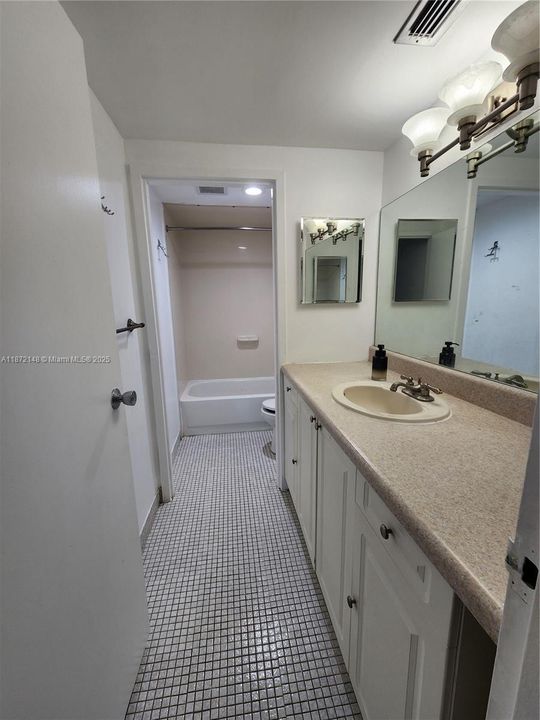 Active With Contract: $1,850 (2 beds, 2 baths, 1068 Square Feet)