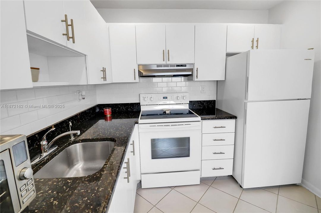 На продажу: $74,900 (1 спален, 1 ванн, 760 Квадратных фут)