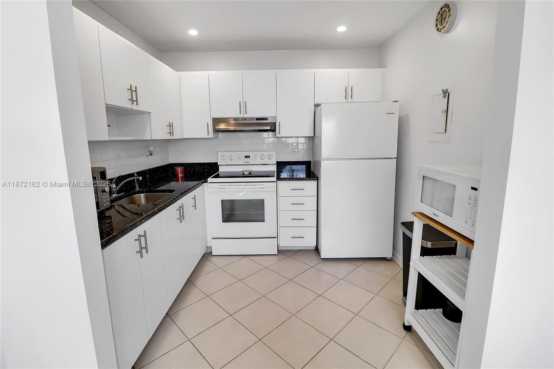 На продажу: $74,900 (1 спален, 1 ванн, 760 Квадратных фут)