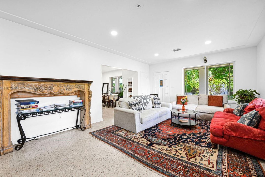 Recently Sold: $1,190,000 (3 beds, 2 baths, 1550 Square Feet)