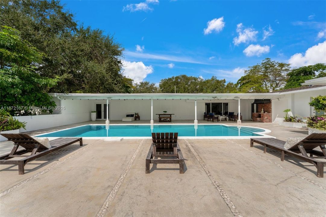 Active With Contract: $2,500,000 (4 beds, 3 baths, 2916 Square Feet)