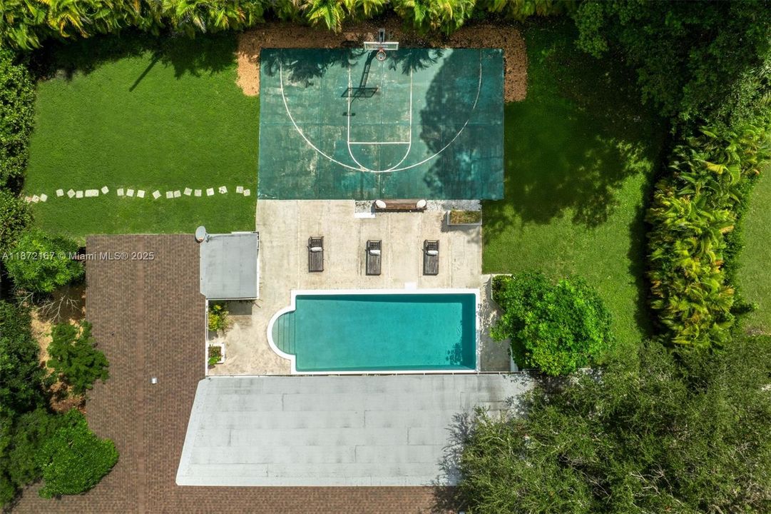 Active With Contract: $2,500,000 (4 beds, 3 baths, 2916 Square Feet)