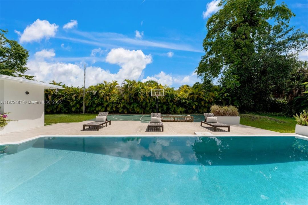 Active With Contract: $2,500,000 (4 beds, 3 baths, 2916 Square Feet)