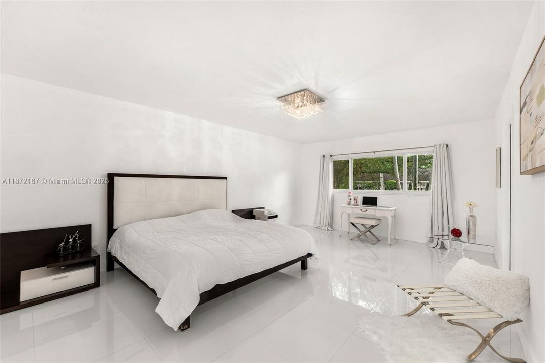 Active With Contract: $2,500,000 (4 beds, 3 baths, 2916 Square Feet)