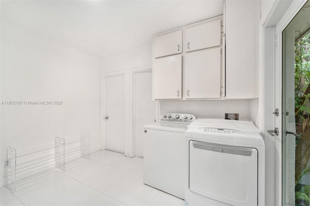 Active With Contract: $2,500,000 (4 beds, 3 baths, 2916 Square Feet)