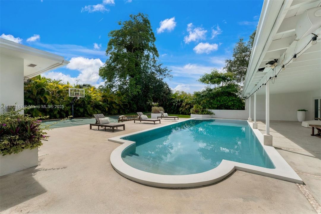 Active With Contract: $2,500,000 (4 beds, 3 baths, 2916 Square Feet)