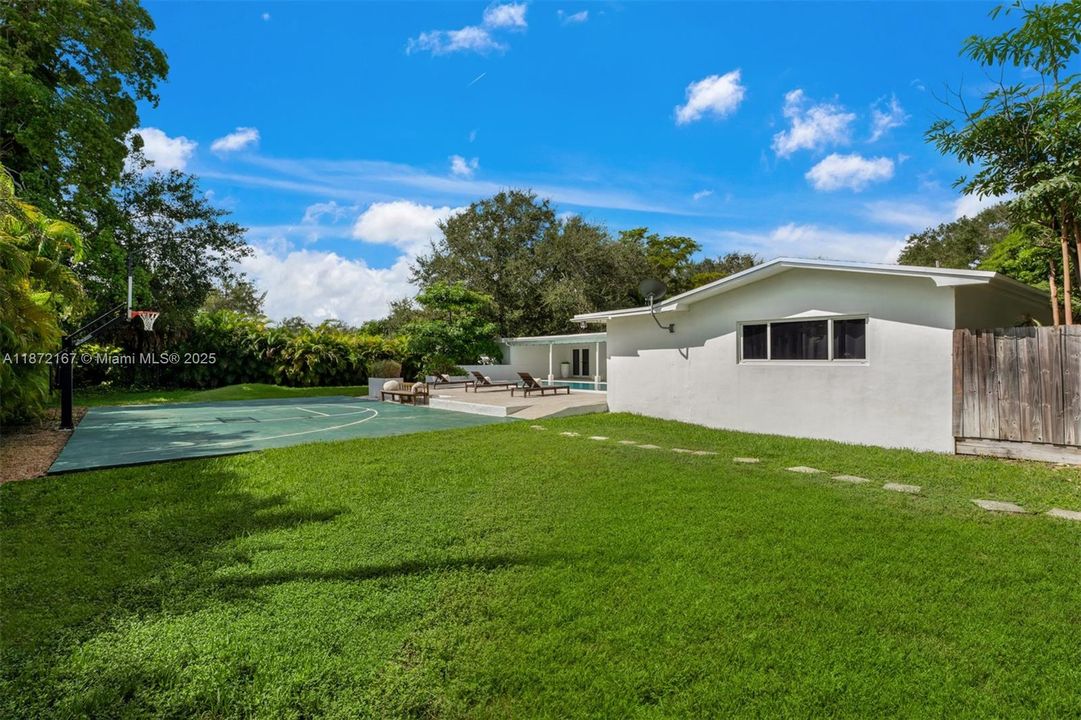 Active With Contract: $2,500,000 (4 beds, 3 baths, 2916 Square Feet)